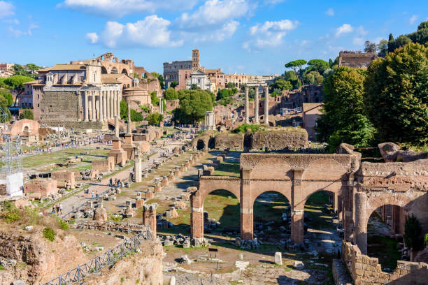 руины римского форума в центре рима, италия - julius caesar стоковые фото и изображения