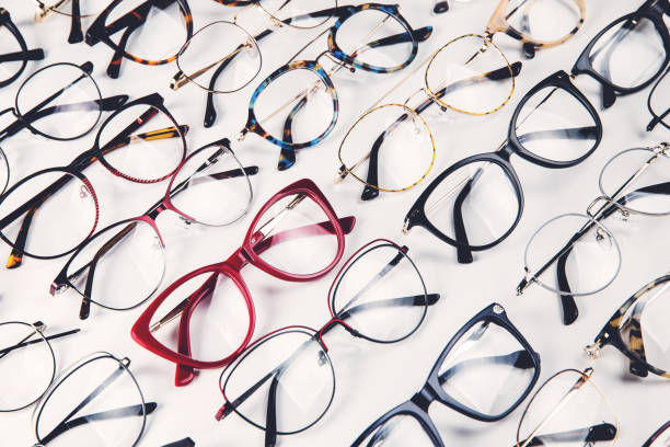 brillengruppe auf weißem hintergrund - eyewear stock-fotos und bilder