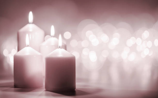 bougie et chandelle sur fond d’église - candle memorial vigil praying candlelight photos et images de collection