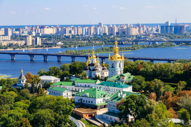 vue de la laure de kiev petchersk (monastère des grottes de kiev) et du fleuve dniepr en ukraine. vue depuis le clocher de la grande laure - kiev photos et images de collection