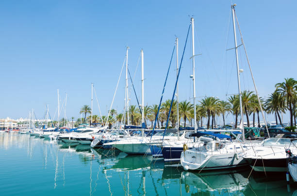 kuvapankkikuvat ja rojaltivapaat kuvat aiheesta puerto marina benalmadenan kaupungissa. costa del sol, malagan maakunta, andalusia, espanja - venesatama