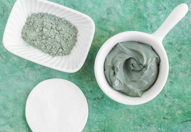 argile bentonite verte (bleue, grise) dans un bol. texture argileuse en gros plan. recette de masque de bricolage et d’enveloppement corporel. soins de beauté naturels et spa. vue de dessus, espace de copie - bain de boue thérapie du bien être photos et images de collection