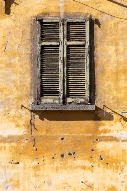 rustic louvred window shutters - louvred imagens e fotografias de stock