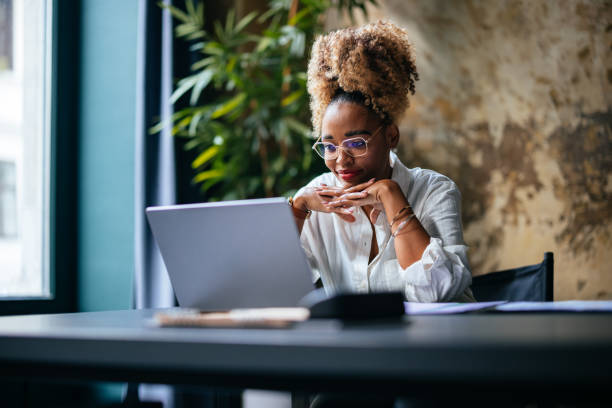 mujer de negocios sonriente usando una computadora portátil en el café - usar el portátil fotografías e imágenes de stock