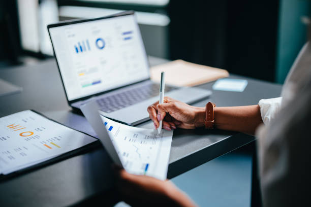 nahaufnahme foto von frauenhänden, die bericht auf einem papier im café schreiben - bericht stock-fotos und bilder