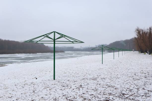 zimowa śnieżna plaża z parasolami - czernichów zdjęcia i obrazy z banku zdjęć