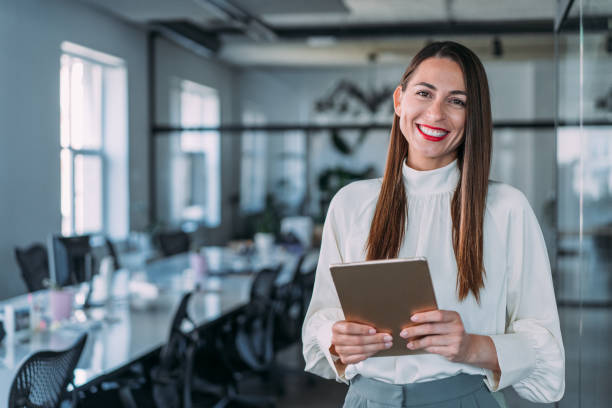 selbstbewusste geschäftsfrau im modernen büro. - business women computer cheerful stock-fotos und bilder