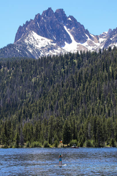 paddle boarding na redfish lake, idaho - sawtooth national recreation area zdjęcia i obrazy z banku zdjęć