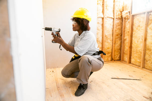乾式壁を設置する女性 - construction worker building contractor craftsperson full length ストックフォトと画像