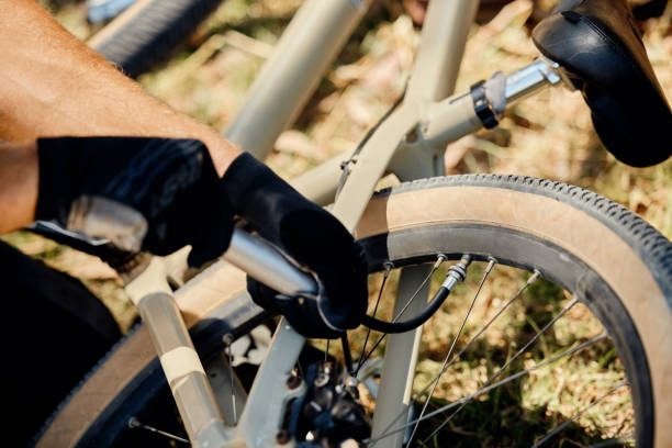 Hands, air in wheel with bike for fitness and exercise outdoor, repair and maintenance on wheels. Cyclist, mountain bike and fixing tire for cycling and sport in nature, active and bicycle mechanics. manos, aire en rueda con bicicleta para fitness y ejercicio al aire libre, reparación y mantenimiento sobre ruedas. ciclista, bicicleta de montaña y neumático de fijación para ciclismo y deporte en la naturaleza, mecánica activa y de bicicletas.