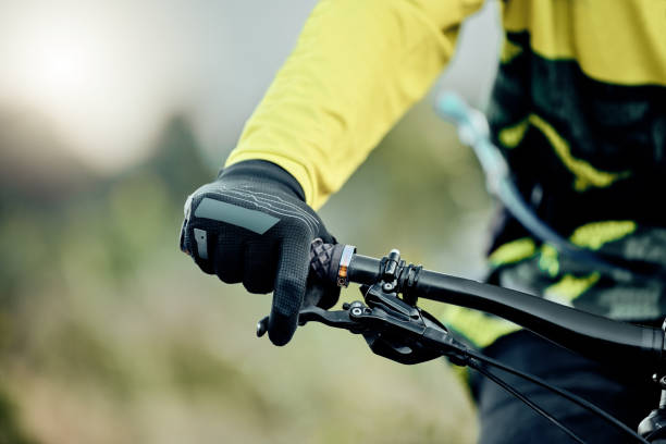 Cyclist hand, bike handlebar brake and safety on tour, race or ride for fitness, health and wellness in nature. Bicycle handbrake, adventure mountain bike and control speed while outdoor for cycling mano ciclista, freno de manillar de bicicleta y seguridad en gira, carrera o paseo para el fitness, la salud y el bienestar en la naturaleza. freno de mano de bicicleta, bicicleta de montaña de aventura y control de velocidad mientras está al aire libre