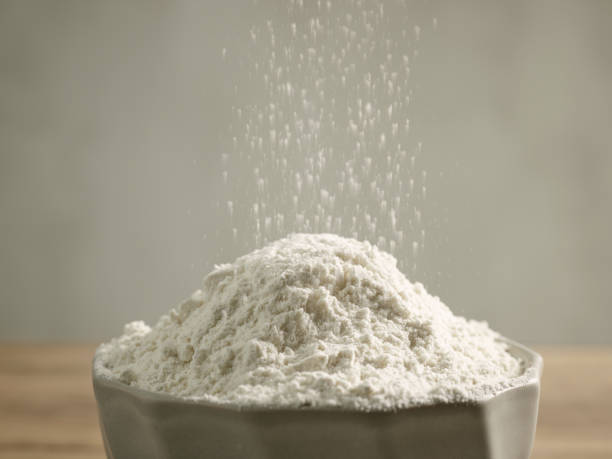 flour pouring into bowl - fotografia de stock