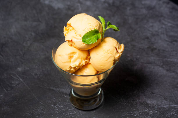 망고 아이스크림은 인도와 방글라데시 음식의 회색 배경에 고립 된 컵에서 제공 - orange fruit portion multi colored 뉴스 사진 이미지