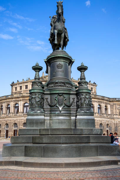 semperoper, słynna opera i pomnik króla jana wettina znajdujący się na placu teatralnym w dreźnie, niemcy - opera house semper opera house statue theaterplatz zdjęcia i obrazy z banku zdjęć