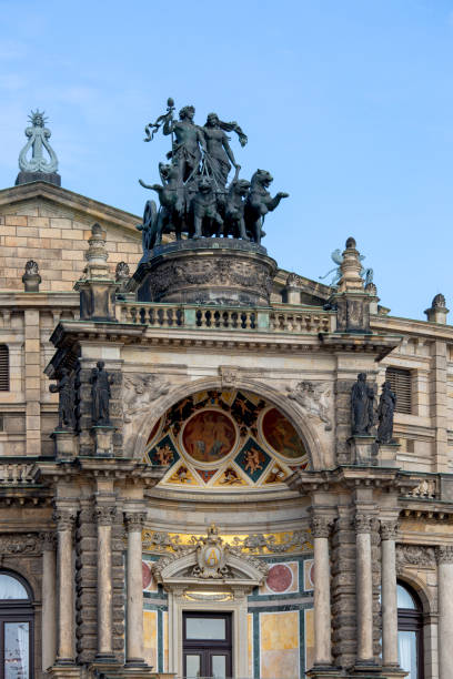 semperoper, słynna opera położona na placu teatralnym, drezno, niemcy - opera house semper opera house statue theaterplatz zdjęcia i obrazy z banku zdjęć