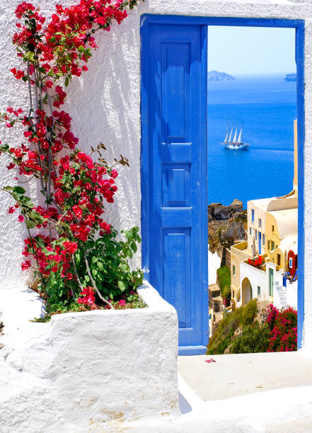 arquitectura tradicional de la aldea de oia en la isla de santorini, grecia - travel locations cyclades islands santorini vertical fotografías e imágenes de stock