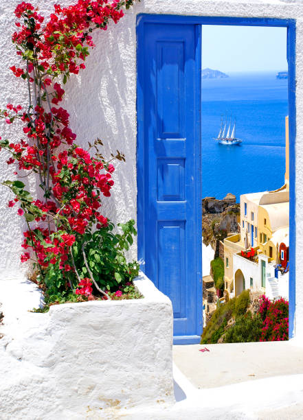 arquitectura tradicional vila de oia na ilha de santorini, grécia - travel locations cyclades islands santorini vertical - fotografias e filmes do acervo