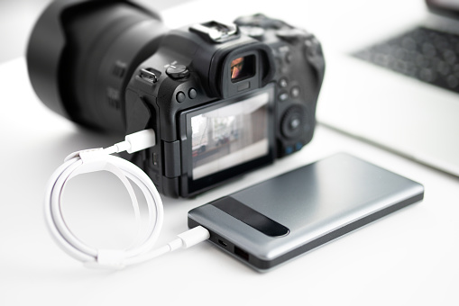 charge/ operate the modern DSLR / mirrorless camera from a power bank