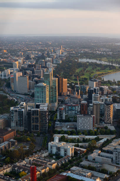 sul de melbourne - australia office building melbourne skyline - fotografias e filmes do acervo