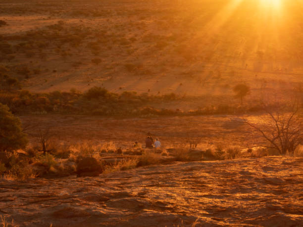 rocce del tramonto dell'outback - outback desert australia sky foto e immagini stock