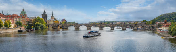 vista panorâmica de charles bridhe e do rio vltava - praga, república checa - rio vltava - fotografias e filmes do acervo