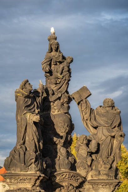 estatua de la virgen, santo domingo y santo tomás de aquino en el puente de carlos - praga, república checa - santo tomas de aquino fotografías e imágenes de stock