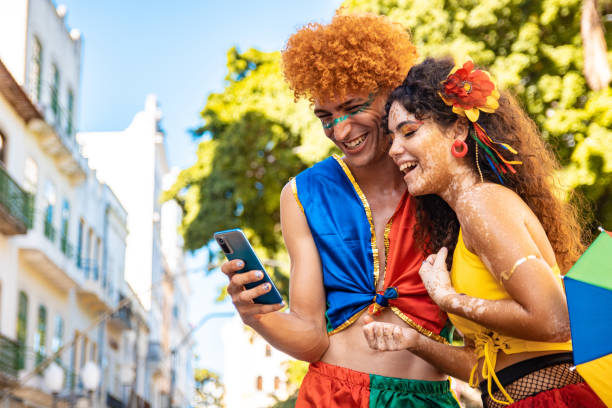 touristen per videoanruf beim brasilianischen karneval - costume stage costume party carnival stock-fotos und bilder