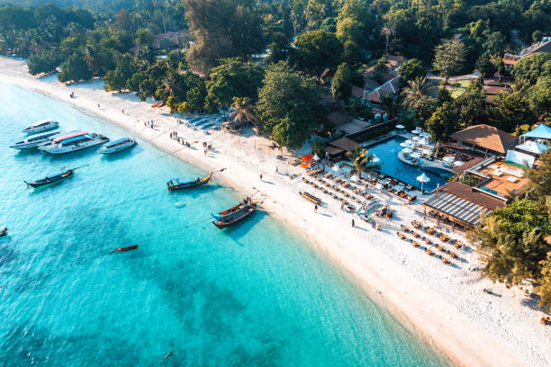 widok z lotu ptaka na plażę pattaya na koh lipe, satun, tajlandia - nautical vessel sky blue andaman sea zdjęcia i obrazy z banku zdjęć