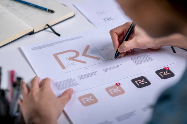 dibujar en primer plano bocetos diseño de logotipo - insignia símbolo fotos fotografías e imágenes de stock