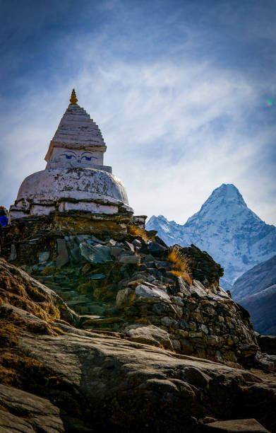 pomnik stupy z ama dablam himalaya - ama dablam zdjęcia i obrazy z banku zdjęć