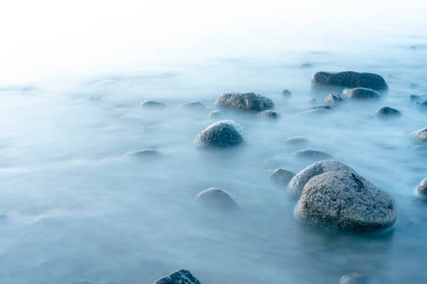 冬の岩だらけの海岸に昇る美しい太陽 - landscaped landscape winter usa ストックフォトと画像