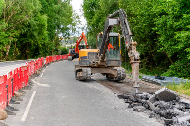 koparka z hydraulicznym młotem podnośnikowym łamiącym asfalt w ramach przygotowań do prac odwadniających z bliska i selektywnego ustawiania ostrości - construction australia rebuilding street zdjęcia i obrazy z banku zdjęć