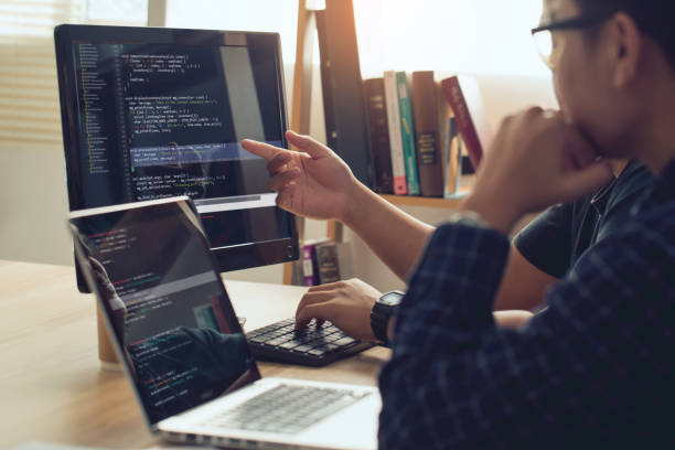 desarrollo de tecnologías de programación y codificación. reunión de cooperación de programadores de desarrolladores profesionales de lluvia de ideas y programación de análisis en tecnología de codificación y trabajo de sitios web. diseño de siti - diseño web fotografías e imágenes de stock