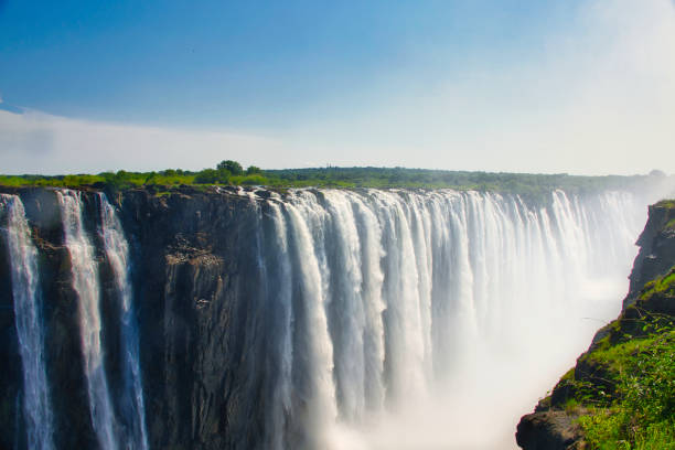 cataratas victoria en zimbabue y zambia - victoria falls waterfall zimbabwe zambia fotografías e imágenes de stock
