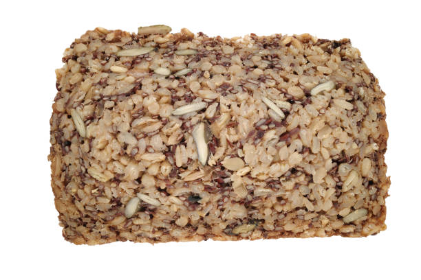 Pan integral orgánico con semillas visibles y grano aislado sobre blanco - foto de stock