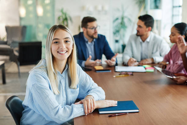 jeunes gens d’affaires réunion bureau portrait femme d’affaires travail d’équipe groupe succès entreprise collègue partenariat ensemble startup créatif start-up intelligent étudiant formation leader carrière brainstorming - exam business caucasian board room photos et images de collection