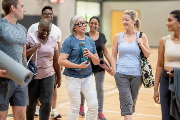 se faire des amis au cours de yoga - yoga class caucasian young adult group of people photos et images de collection