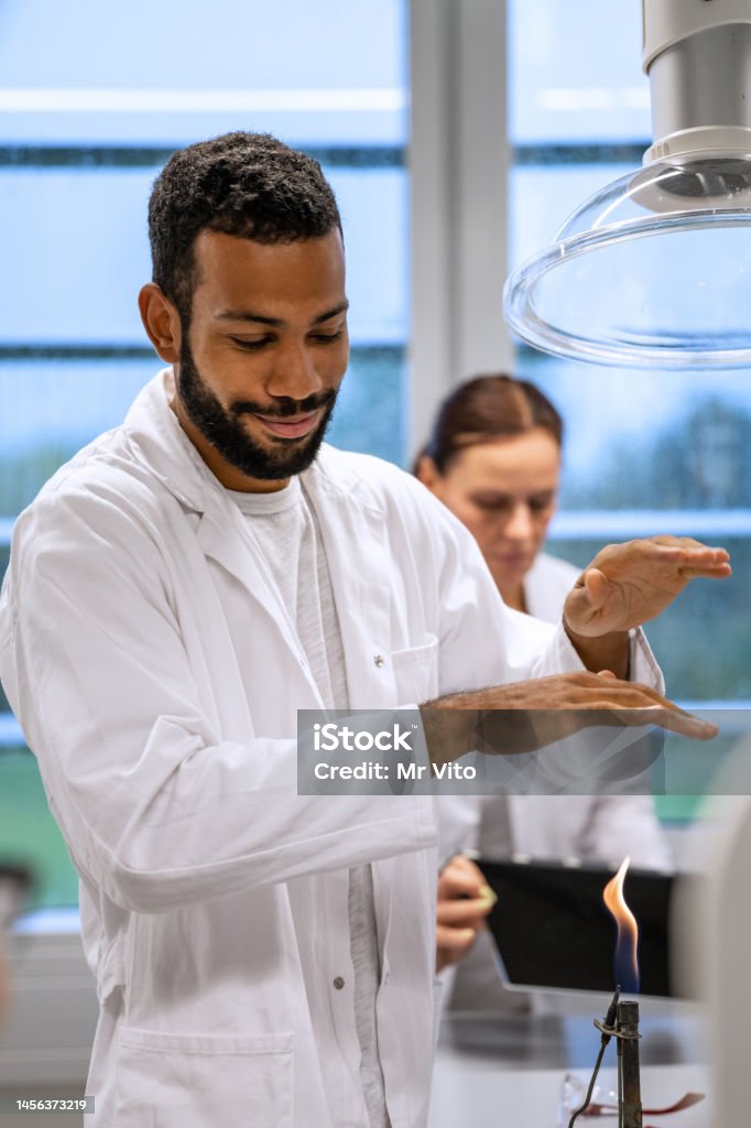 Students and professor of chemistry in the laboratory. During chemistry lectures, students listen to lectures and do practical experiments in the chemistry laboratory. Portraits of professor and students, multi racial composition. 30-34 Years Stock Photo