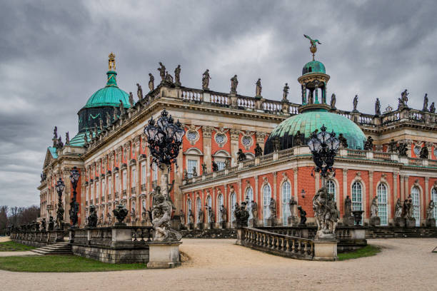 потсдамский новый дворец, германия. древний королевский дворец - winter city germany brandenburg стоковые фото и изображения