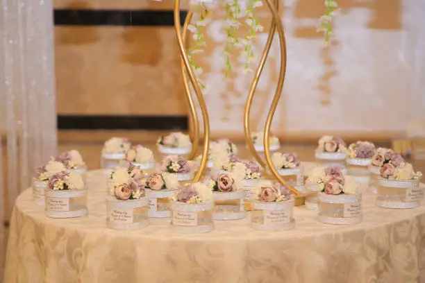 favors for wedding on the round table