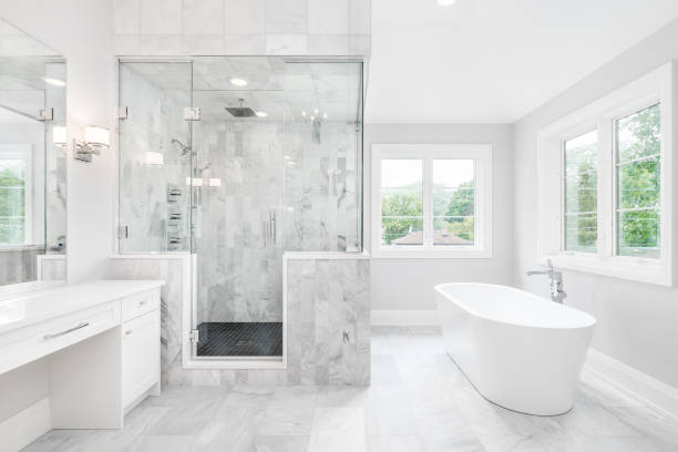 kamar mandi mewah dengan shower ubin walk-in dan bak mandi mandiri. - bathroom shower glass potret stok, foto, & gambar bebas royalti