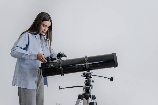 menina italiana morena focada em casual em casa com toques telescópio sonhando usando prótese de braço biônica artificial. reabilitação após trauma. oi tecnologia.  ortopedia. oi medicina técnica. - disfunção física - fotografias e filmes do acervo