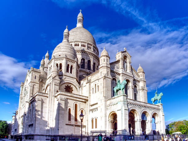 sacre coeur basilica in montmartre, paris, france - basilique du sacré coeur photos et images de collection