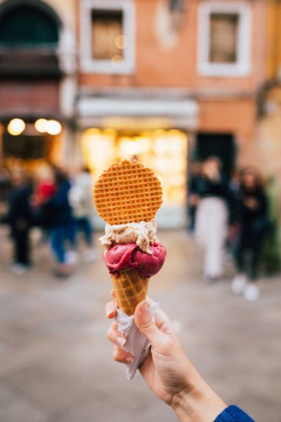 bio-eis mit erdbeer- und karamellgeschmack - gelato stock-fotos und bilder