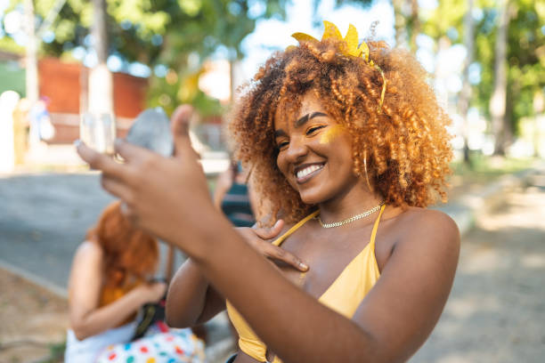 carnaval in olinda, pernambuco - laughing street party carnival beauty - fotografias e filmes do acervo