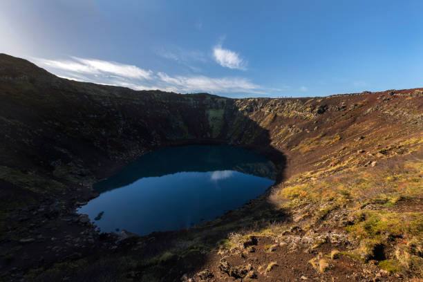 il cratere vulcanico kerid nel sud-ovest dell'isola d'islanda, europa - crateri foto e immagini stock