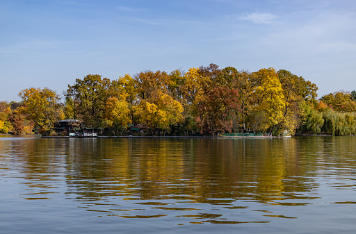 A picture of the Herastrau Lake and Park in the fall.