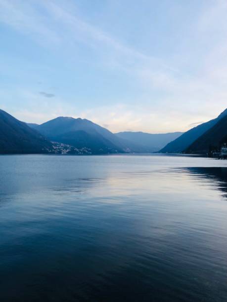 coucher de soleil sur le lac - como mountain horizon landscape photos et images de collection