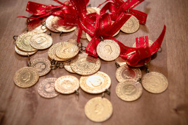 monedas de oro turcas sobre fondo de madera. - over 100 fotos fotografías e imágenes de stock