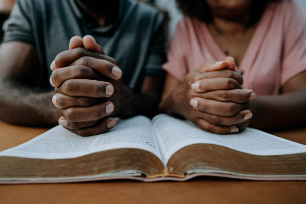 casal rezando juntos - human arm praying out men - fotografias e filmes do acervo